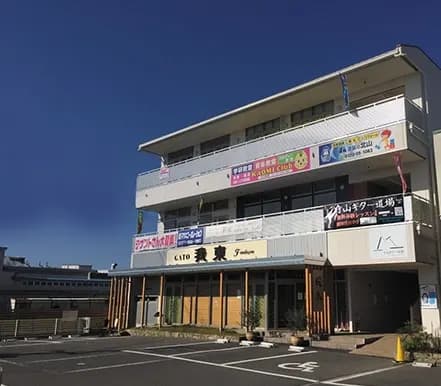 教室が入る建物の外観（昼）