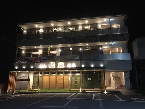 教室が入る建物の外観（夜）